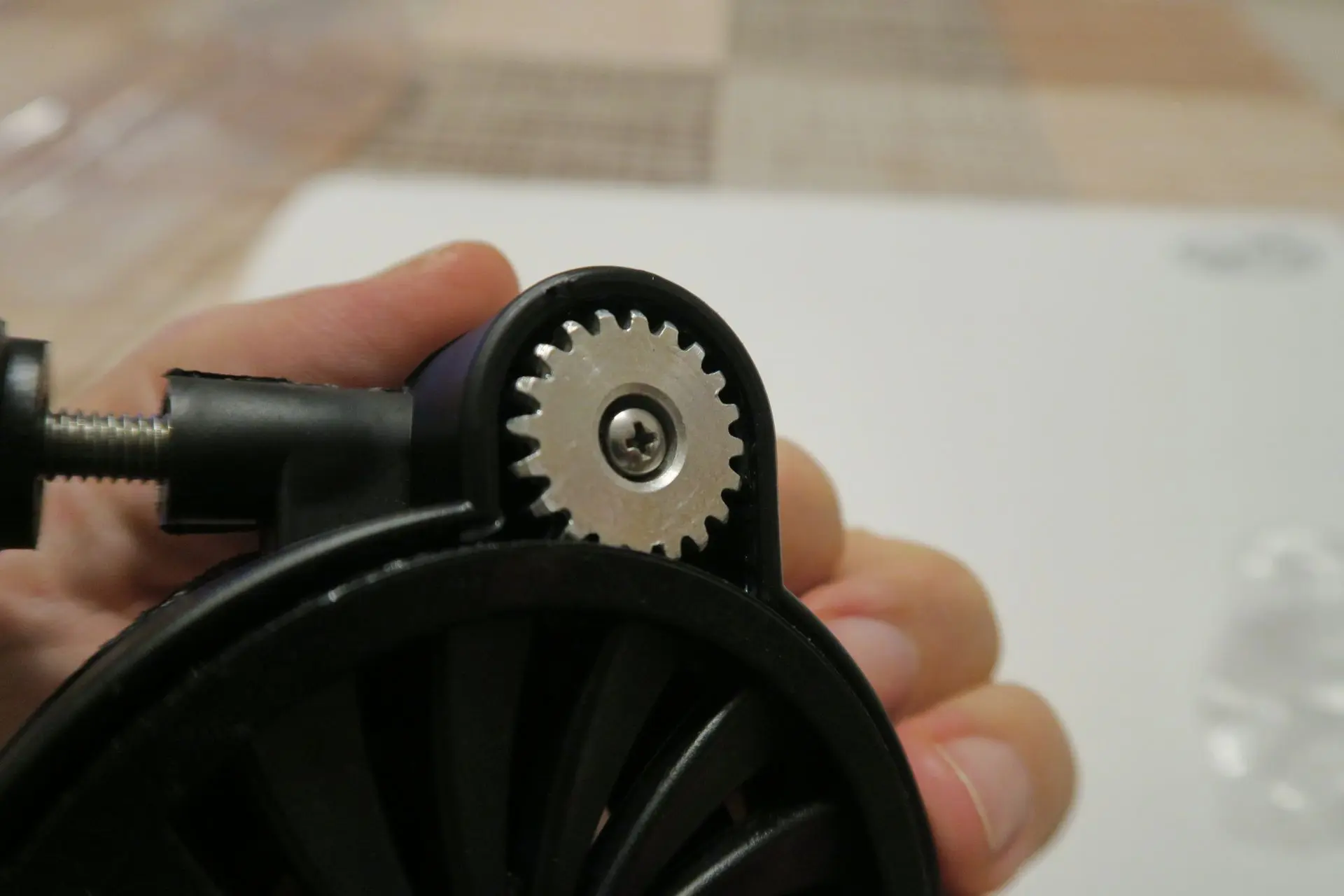 Fix the axle with the screw.